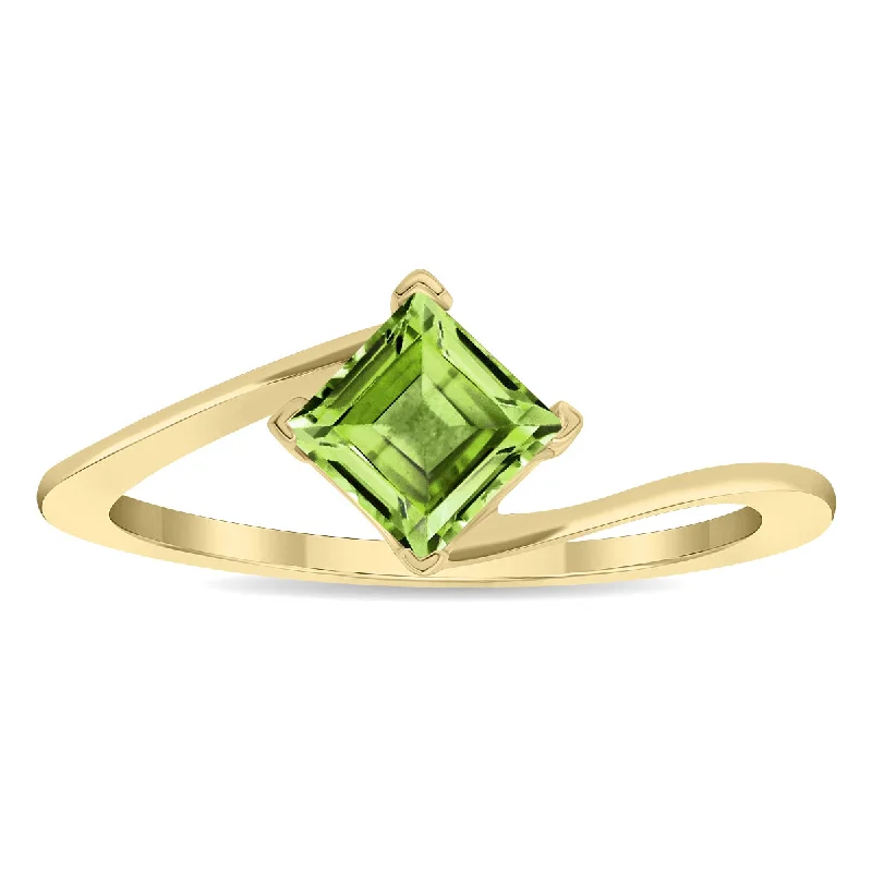 Rings with citrine stones for sunny vibes -Women's Solitaire Square Shaped Peridot Wave Ring In 10K Yellow Gold