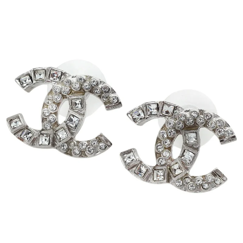 Stud Earrings with Leaf Motifs -Chanel  Metal Stud Earrings (Pre-Owned)